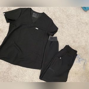 Figs scrubs set, high waisted jogger, one pocket top. Size S
